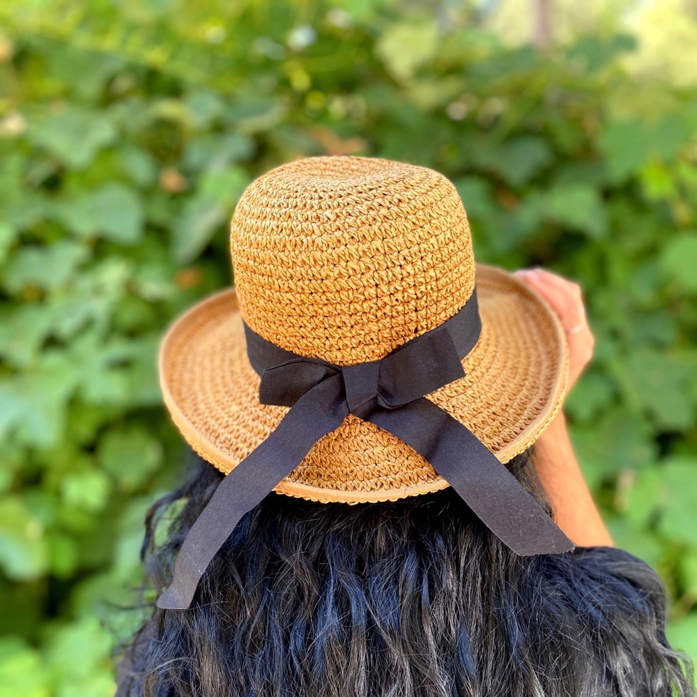 Straw hat with bow